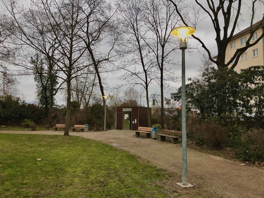 Dank neuer Parkbeleuchtung für den Weg zur Toilettenanlage kann diese nun ganzjährig betrieben werden. (Foto: Stadt Mannheim)