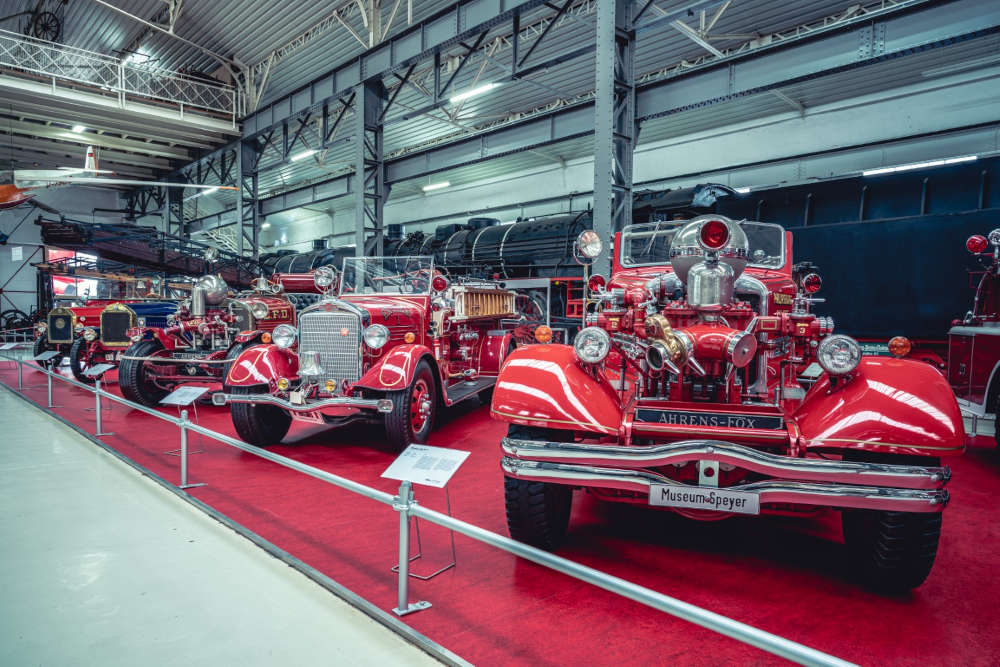 Historische Fahrzeuge in der Feuerwehrausstellung im Technik Museum Speyer (Quelle: TMSP/Foto: Sebastian Schnepper)