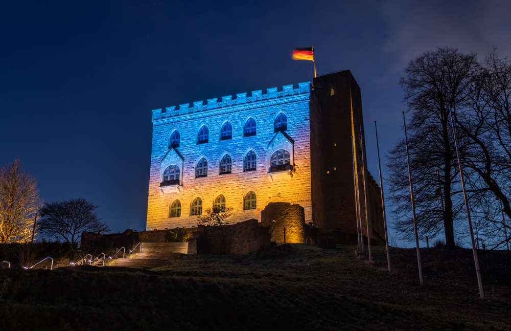 Hambacher Schloss erstrahlt in Blau-Gelb (Foto: Christian Gutschaft)