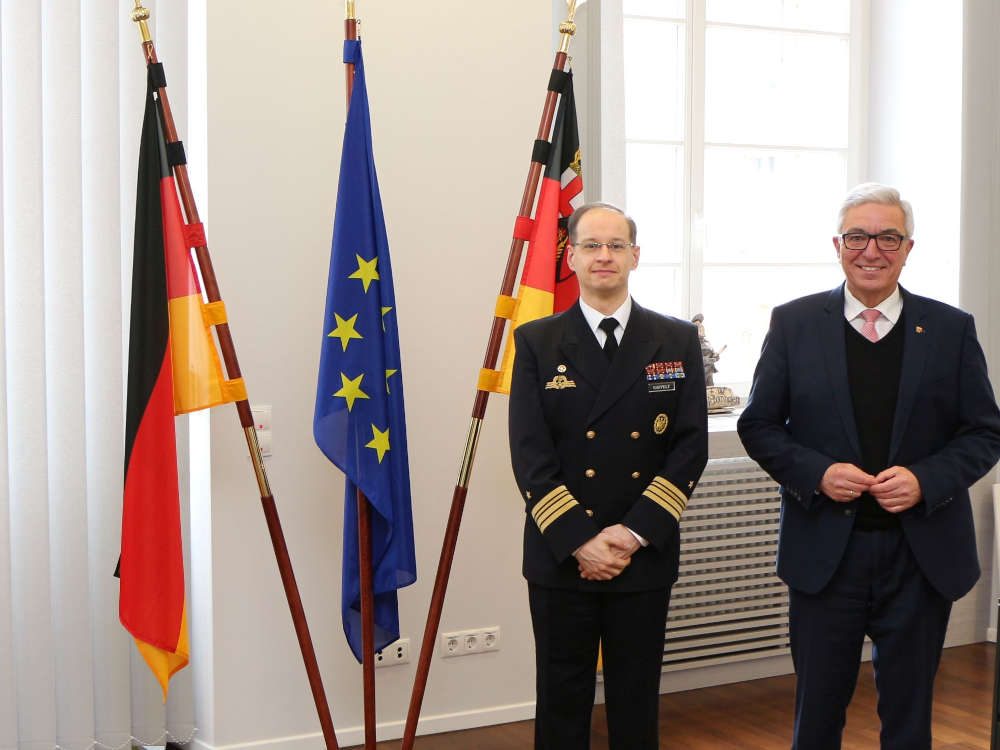 Fregattenkapitän Stefan Rappelt zu Besuch bei Innenminister Roger Lewentz in Mainz. (Foto: MdI RLP)