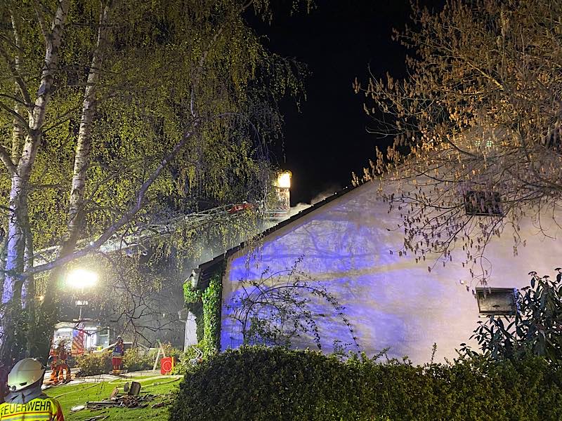 Dachgeschossbrand eines Wohnhauses (Foto: Polizei RLP)