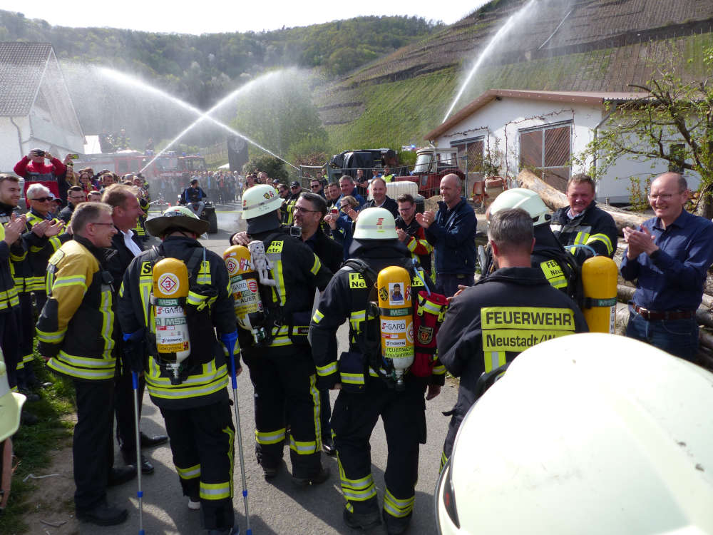 Ankunft in der Ahrtalgemeinde Mayschoß (Foto: Feuerwehr Neustadt)