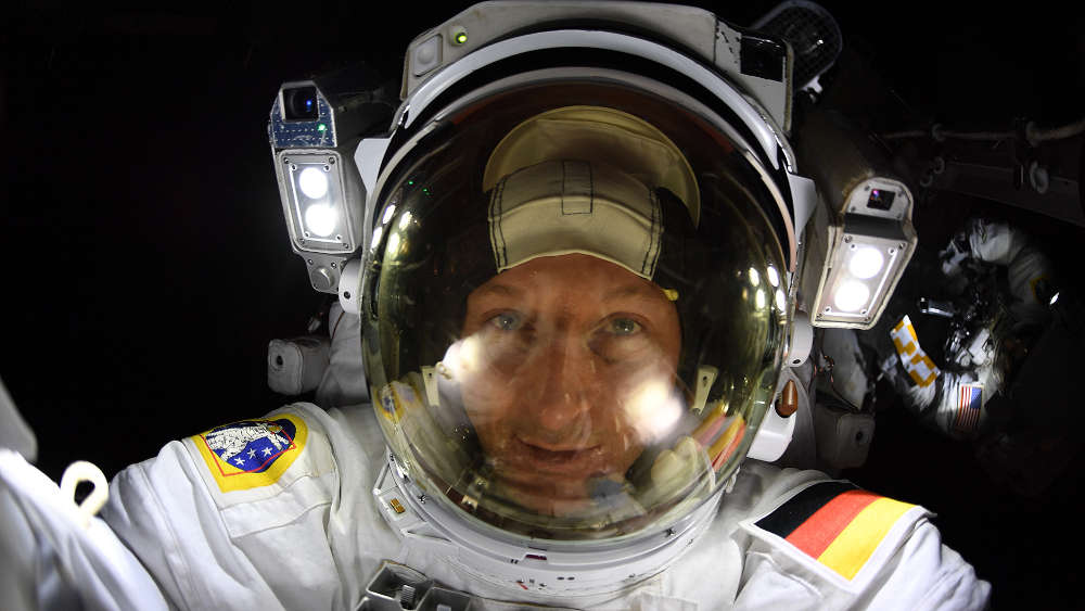 Am 23. März 2022 hat Mat­thi­as Mau­rer sei­nen ers­ten Au­ßen­borde­in­satz auf der In­ter­na­tio­na­len Raum­sta­ti­on ISS ab­sol­viert. Ge­mein­sam mit sei­nem NA­SA-Kol­le­gen Ra­ja Cha­ri hat er sechs Stun­den und 54 Mi­nu­ten au­ßer­halb der ISS ver­bracht und un­ter an­de­rem letz­te Ar­bei­ten an der kom­mer­zi­el­len Au­ßen­platt­form Bar­to­lo­meo durch­ge­führt. (Foto: NASA/ESA-M.Maurer)