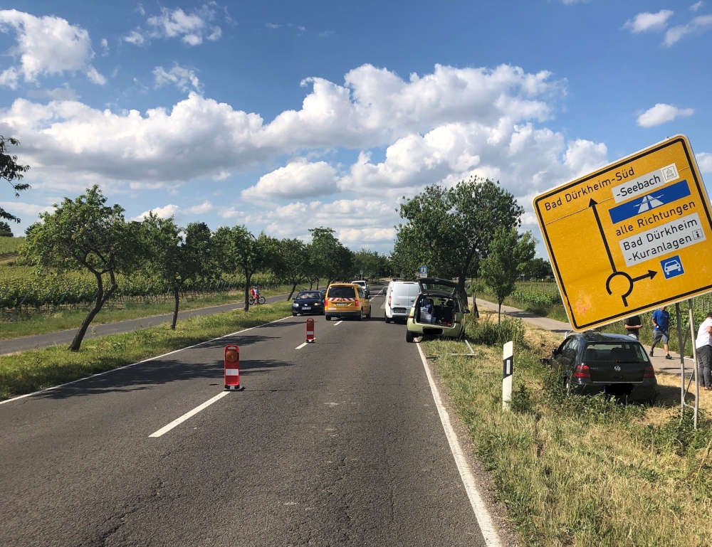 Verkehrsunfall bei Wachenheim (Foto: Polizei RLP)