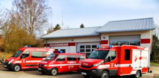 Feuerwehrfahrzeuge vor Feuerwehrgerätehaus Esthal (Foto: Förderverein Feuerwehr Esthal)