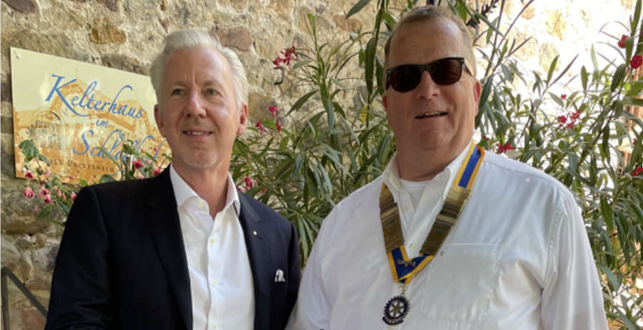 Thomas Vorländer (rechts) übernimmt zum 3.7.22 das Amt als Rotary Präsident 2022-2023 von Dr. Andreas Liermann (links). (Foto: Rotary Club Neustadt)