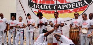 Bei der Batizado erhalten die Capoeira-Schüler ihre neuen Kordeln. (Fotos: Valeria „Maritaca“ Rizzo)