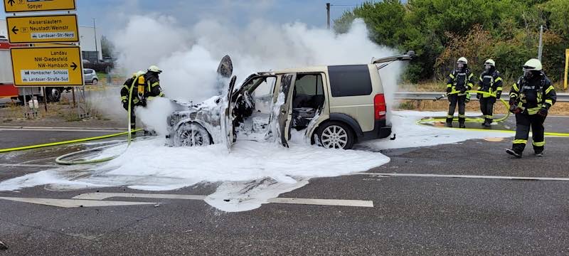 Fahrzeugbrand (Foto: Feuerwehr Neustadt)