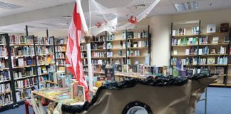 Die Lesesommer-Dekoration kommt bei den Gästen der Stadtbücherei sehr gut an. (Foto: Stadtbücherei Neustadt)
