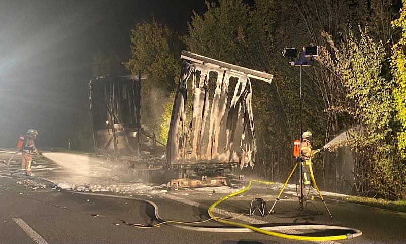 Brennendes Lastkraftwagengespann (Foto: Polizei RLP)