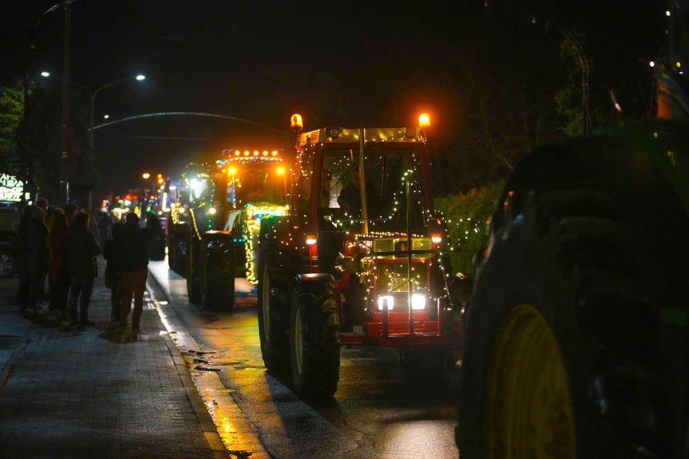 Weihnachtlich beleuchtete Traktoren (Foto: Holger Knecht)