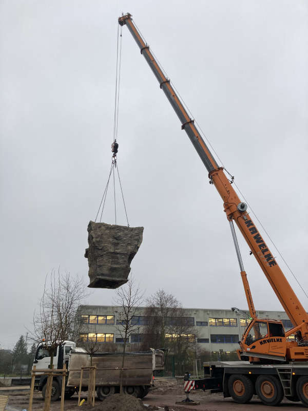 Der neue Kletterfelsen wiegt 6 Tonnen und wurde mit Applaus begrüßt. (Foto: Stadtverwaltung Neustadt)