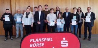Preisübergabe durch Vorstandsvorsitzenden Andreas Ott an die fünf Schüler-Siegerteams. (Foto: Pfalz-Express)