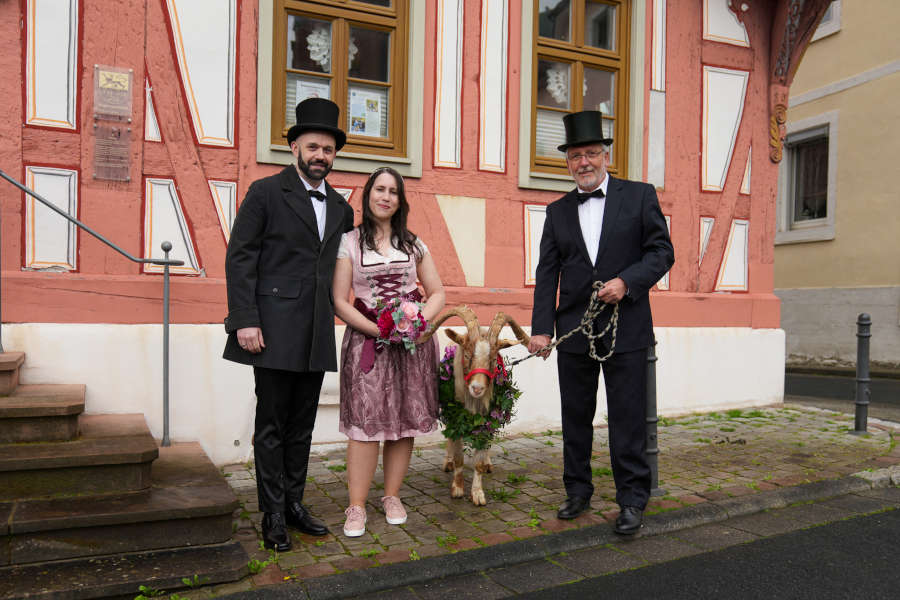 Vorstellung des jüngstvermählten Brautpaars 2023 und des Tributbocks (Foto: Holger Knecht)