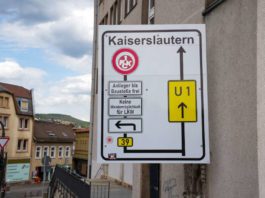 Verunstaltetes Schild in der Schillerstraße (Foto: Holger Knecht)