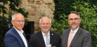 Andreas Ott (Vorsitzender des Vorstandes der Sparkasse Rhein-Haardt), Landrat Hans-Ulrich Ihlenfeld und Marc Weigel, Oberbürgermeister der Stadt Neustadt/Wstr. (Foto: Sparkasse Rhein-Haardt)