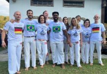 Die Wettkampfteilnehmer und Schüler der Vereine Capoeira Karlsruhe e.V. und Capoeira Schwetzingen e. V.. Juan Real (Graduado Joãozinho, 1.v. l.) und Cristiano Rozendo (Instrutor Café, 5.v. l.) erreichten mit ihren Leistungen das Halb- finale ihrer jeweiligen Kategorie (Foto: Capoeira Karlsruhe e.V.)