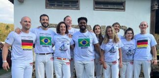 Die Wettkampfteilnehmer und Schüler der Vereine Capoeira Karlsruhe e.V. und Capoeira Schwetzingen e. V.. Juan Real (Graduado Joãozinho, 1.v. l.) und Cristiano Rozendo (Instrutor Café, 5.v. l.) erreichten mit ihren Leistungen das Halb- finale ihrer jeweiligen Kategorie (Foto: Capoeira Karlsruhe e.V.)