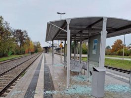 Zerstörte Scheiben im Bahnhof Freinsheim (Foto: Bundespolizeiinspektion Kaiserslautern)