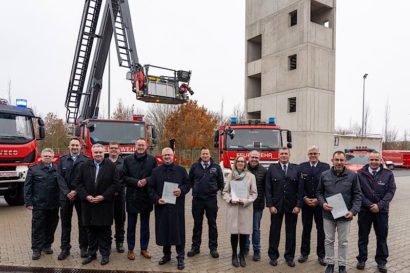 Innenminister Michael Ebling überreichte Bescheide aus dem diesjährigen Förderpaket für den Brand- und Katastrophenschutz (Foto: Innenministerium RLP)