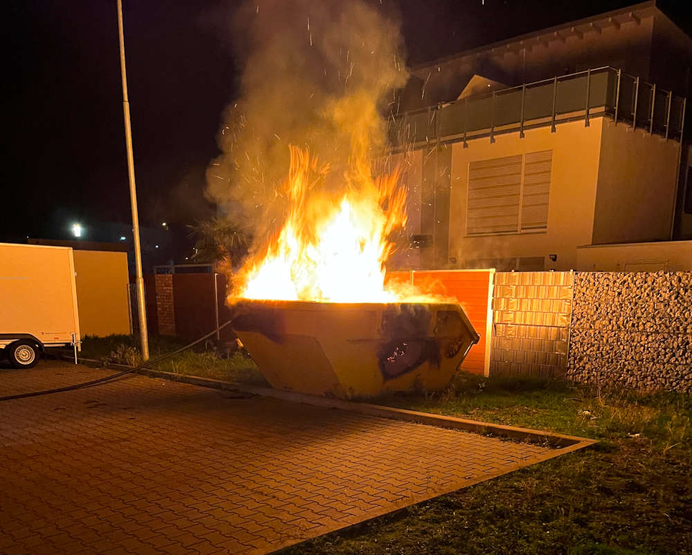 Containervollbrand (Foto: Feuerwehr Neustadt)