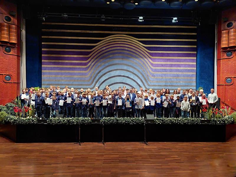 Gruppenfoto auf der Bühne des Saalbaus (Foto: Stadtverwaltung Neustadt)