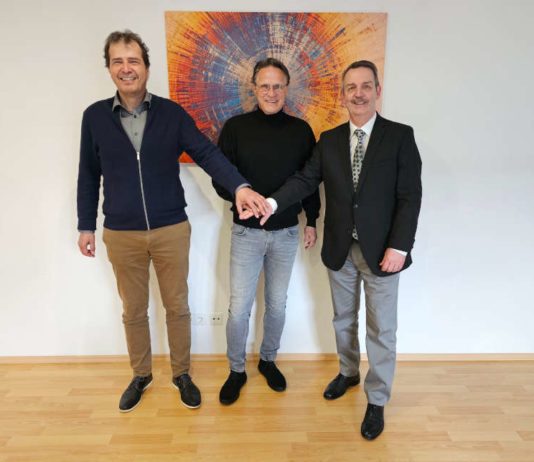Eckhard Geib (Vorstand Bernd-Jung-Stiftung) mit Edgar Schmitt und Harald Stark (Geschäftsführer Bernd-Jung-Stiftung) (Foto: Bernd-Jung-Stiftung)