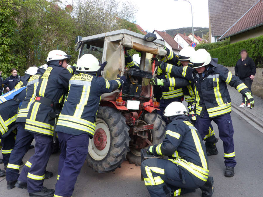 Der Traktor wurde von der Feuerwehr auf die Räder gestellt (Foto: Feuerwehr Neustadt)