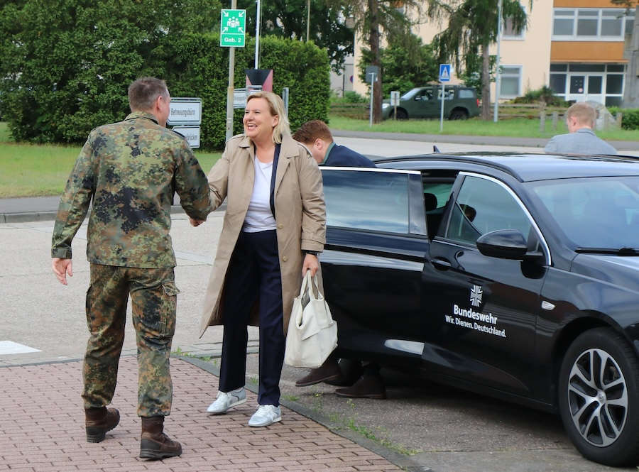 Begrüßung durch den Kommandeur (Foto: Bundeswehr/Frank Wiedemann)