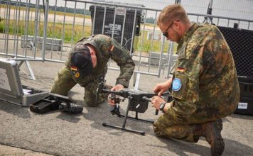 Soldaten des Luftwaffenausbildungsbataillons bereiten die Drohne DJI Matrice für einen Live-Flug vor (Foto: Bundeswehr/Marc-André Proulx)