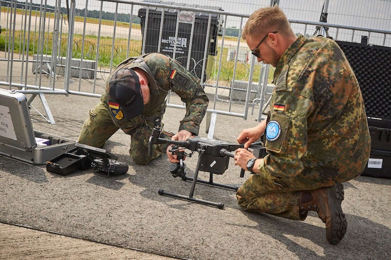 Soldaten des Luftwaffenausbildungsbataillons bereiten die Drohne DJI Matrice für einen Live-Flug vor (Foto: Bundeswehr/Marc-André Proulx)